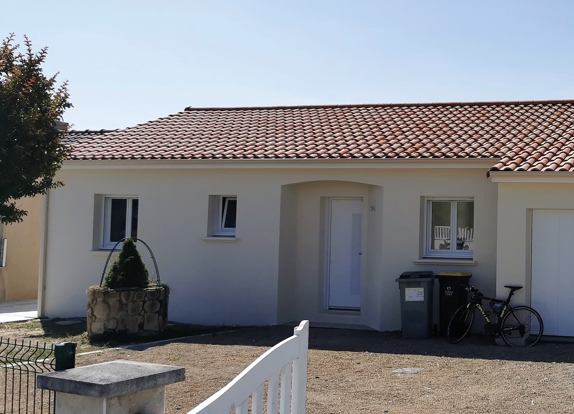 Maison après incendie et phase de reconstruction